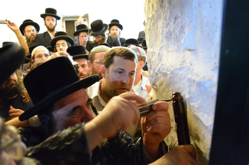 האדמו"ר מויזניץ ביקר באלון מורה וקבע מזוזה בקבר יוסף