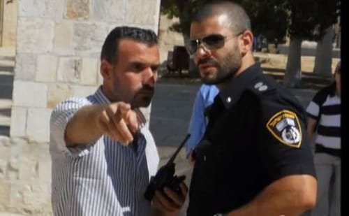 צפו: אנשי וואקף מחלקים הוראות לשוטרים בהר הבית