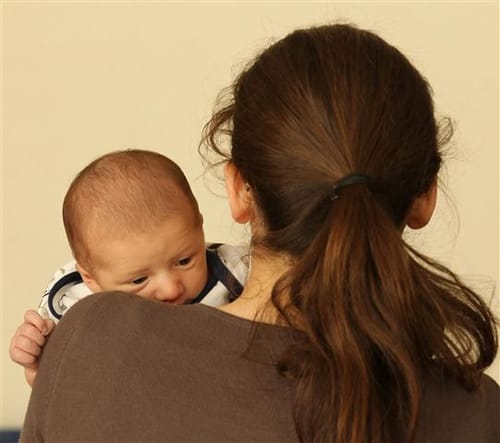 שו"ת: שהאמא תוציא את הילד המפריע מבית הכנסת