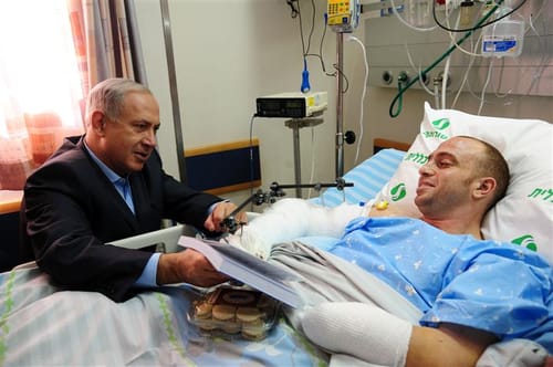 רה"מ ביקר את סרן זיו שילון: "מתרגש מהעוצמות שיש בך"