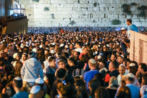 בחצות: בני עקיבא מארגנת תפילה המונית בכותל המערבי
