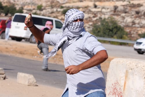צפו: ערבי מיידה אבנים על חיילים וחוטף בפנים
