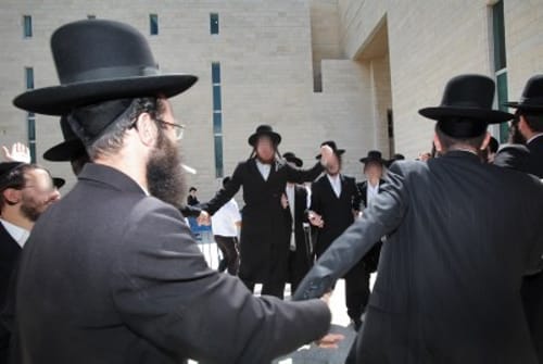 אוי ויי זמיר: חרדים רוקדים גנגאם סטייל ביידיש