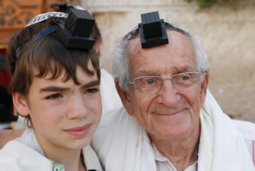 שו"ת סמס: עד כמה חייבים הנכדים בכבוד הסבא והסבתא?
