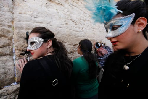 הלכות פורים בקיצור: מה חייבים בלילה ומה ביום?