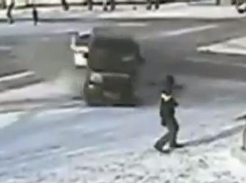 סרטון מדהים: אנשים שניצלו ממוות בטוח ברגע האחרון