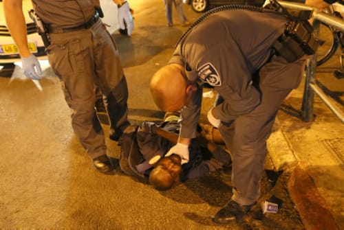דרום ת"א: סודני פרץ לבית דקר אישה וניסה לתקוף ילדתה