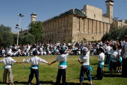 בחול המועד פסח: ישראל חוגגת בחברון