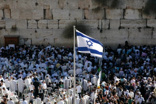 צפו: 'התקווה' בהנפת הדגל בפתיחת יום העצמאות בכותל