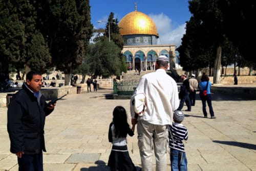 שו"ת סמס: הרה"ר אוסרת עליה להר הבית והיא הקובעת