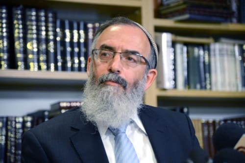 מותר להעביר ווטסאפים? הרב דוד סתיו משיב