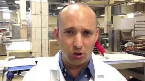 בנט במפעל חלווה: סימון מוצרים יהרוס את השלום