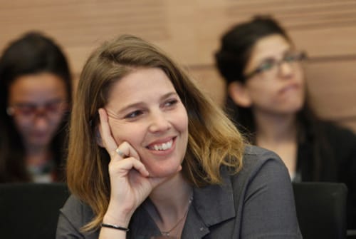צפו: ח"כ עדי קול שוב יצאה נעל