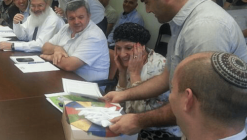 צפו: שולי מועלם מופתעת לכבוד 10 שנות נישואין