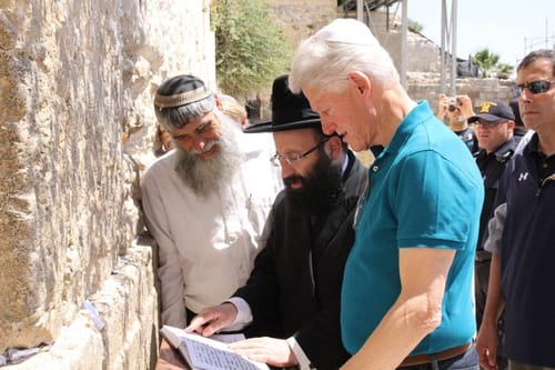 לפני החגיגה לפרס: קלינטון ביקר בכותל המערבי