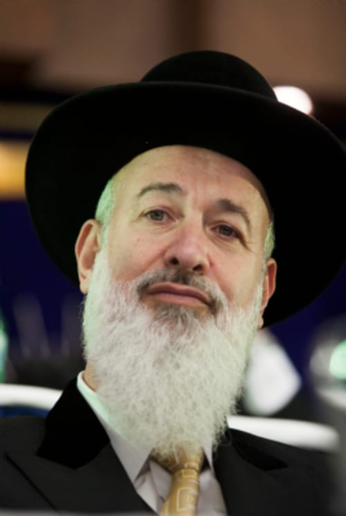 בתום עשר שעות חקירה באזהרה שוחרר הרב מצגר למעצר בית