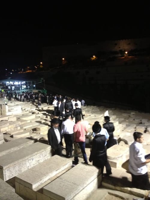 פותחים שערי שמים: צפו בתפילות בציון האור החיים