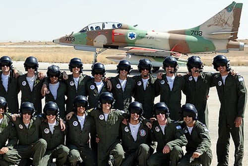 טקס סיום קורס טיס: שלושה בוגרי הסדר; אפס חרדים