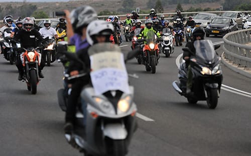 צפו: מאה אופנועים מוחים על מחירי הביטוח
