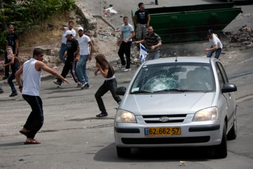 ביזיון: ערבים רוגמים מכוניות ישראליות באמצע ירושלים