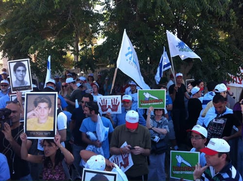 שטבון בהפגנה נגד שחרור הרוצחים: אין לבית היהודי מקום בממשלה כזאת