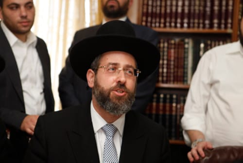 הרב הראשי לישראל לא מביע דעה: סומך על נתניהו בנושא שחרור המחבלים
