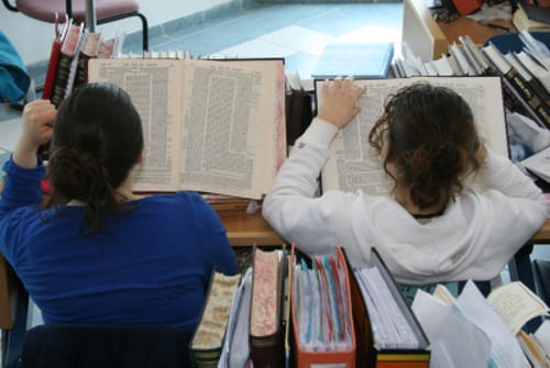 שו"ת סמס: אסור ללמד גמרא לבנות