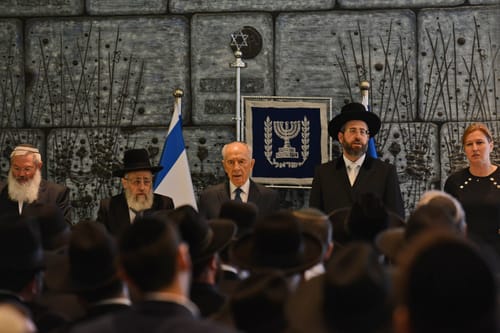 הפתעה? הרבנים הראשיים לישראל שרים התקווה. צפו