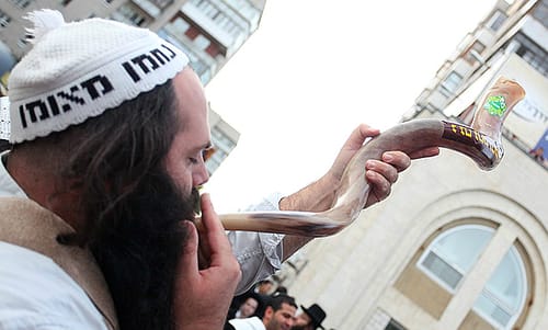 שו"ת: אין מקור שלקברי צדיקים בחו"ל יש דין א"י