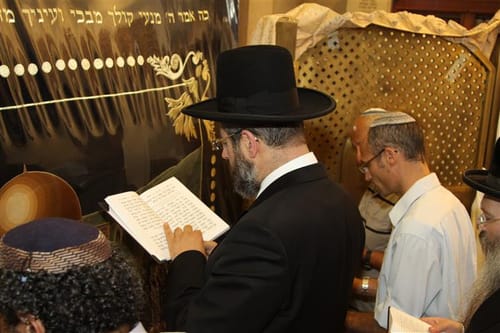 ערב הימים הנוראים: הרב הראשי בתפילה בקבר רחל