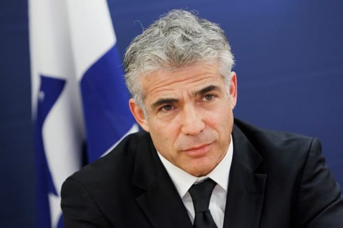לפיד מתגאה: קיצצנו מאות מיליונים מתקציבי הישיבות