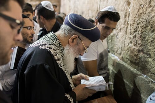 הרב עובדיה יוסף אושפז בטיפול נמרץ