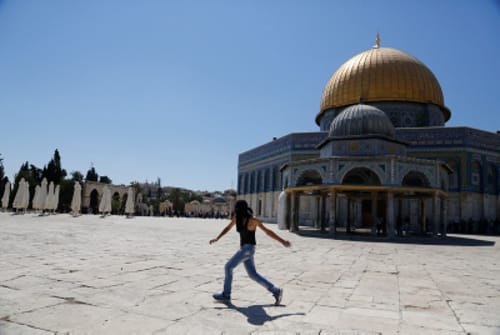 צפו: ערבים ביזו את הר הבית; השוטר איים על היהודים