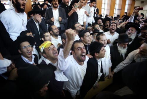 הרב בן דהן והשר אורי אריאל הותקפו במסע ההלוויה