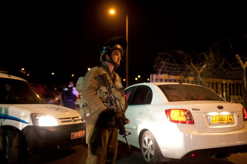 פיגוע ירי בצומת תפוח: חייל פצוע קל; המחבל נהרג