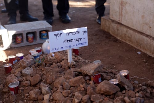 היום שאחרי: עשרות מתפללים על קברו הטרי