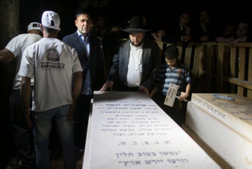פה נטמן: הוקמה מצבה לרב עובדיה יוסף זצ"ל