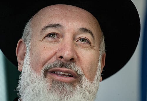 לבד: אף אחד לא תומך ברב מצגר
