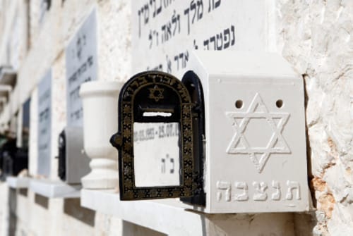 המאכערים ישארו מחוץ לבית הקברות