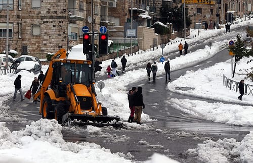 הכבישים סגורים, רבבות מנותקים מחשמל