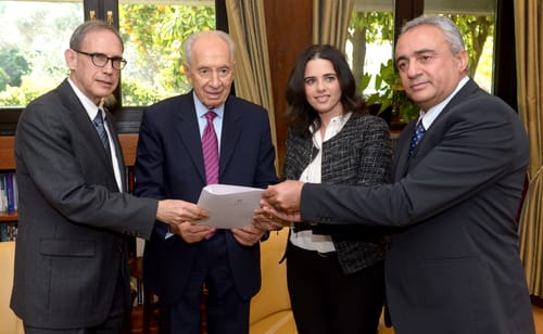 פרס קיבל את עצומת הח"כים לשחרור פולארד: "אעביר את הבקשה לאובמה"