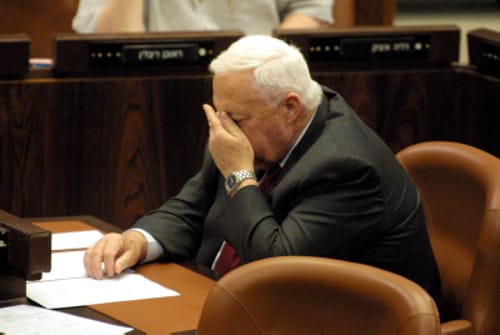 הפלסטינים: שרון פושע מלחמה. מותו – רגע היסטורי