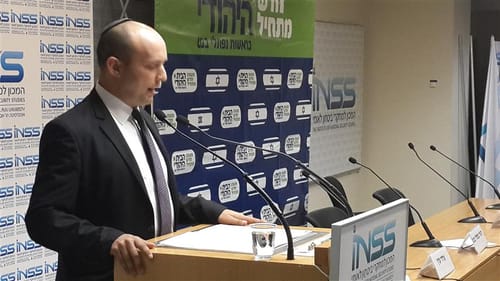 פרשנות: בנט לא שלל ישיבה בממשלה במקרה של פינוי ישובים