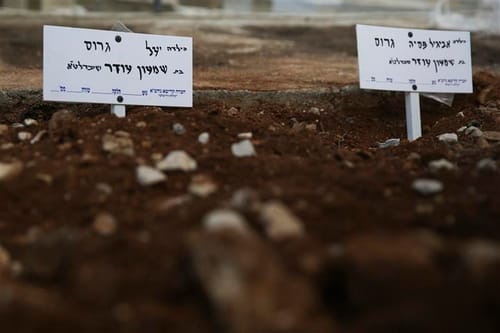 האב על שתי בנותיו: "בלילה שתיהן עוד רקדו, מישהו בא וחטף אותן"