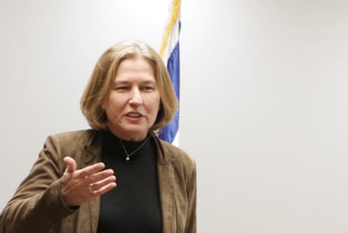 לבני לועגת: "בואו ונצא למסע פרסום בעולם בעקבות בנט"