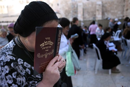 לקראת העצרת בכותל: רבנים חיברו תפילה מיוחדת להחלפת נתניהו