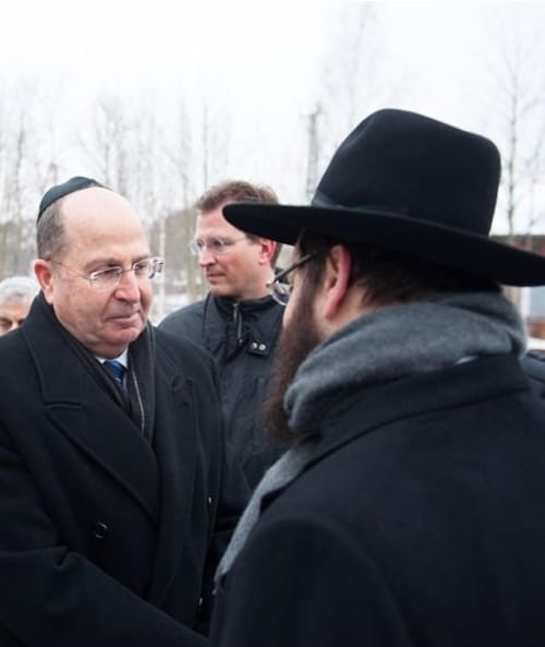 שר הביטחון לרב בברלין: אעמוד על העקרונות שלנו