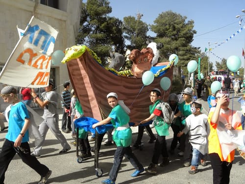 המסורת נמשכת: 1,200 תלמידים בעדלאידע בקרית ארבע וחברון