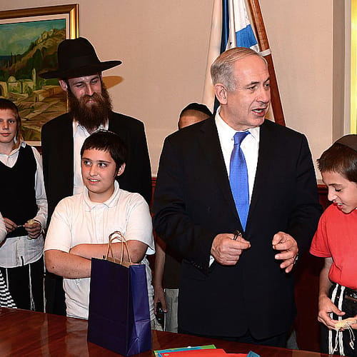 החרדים זועמים: חב"ד הזמינה את ביבי לביקור בכפר-חב"ד