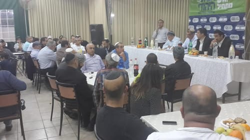 לקראת החג: פעילי 'הבית היהודי' בדרום בהרמת כוסית